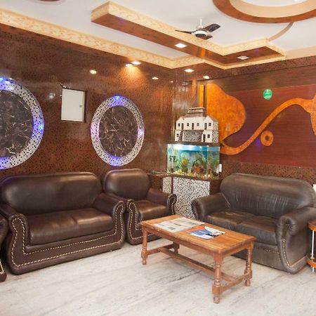 Oyo 343 Pop Life Hotel Banke Esterno foto