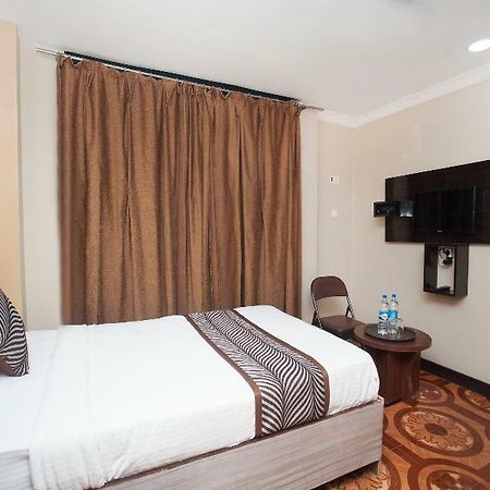 Oyo 343 Pop Life Hotel Banke Esterno foto